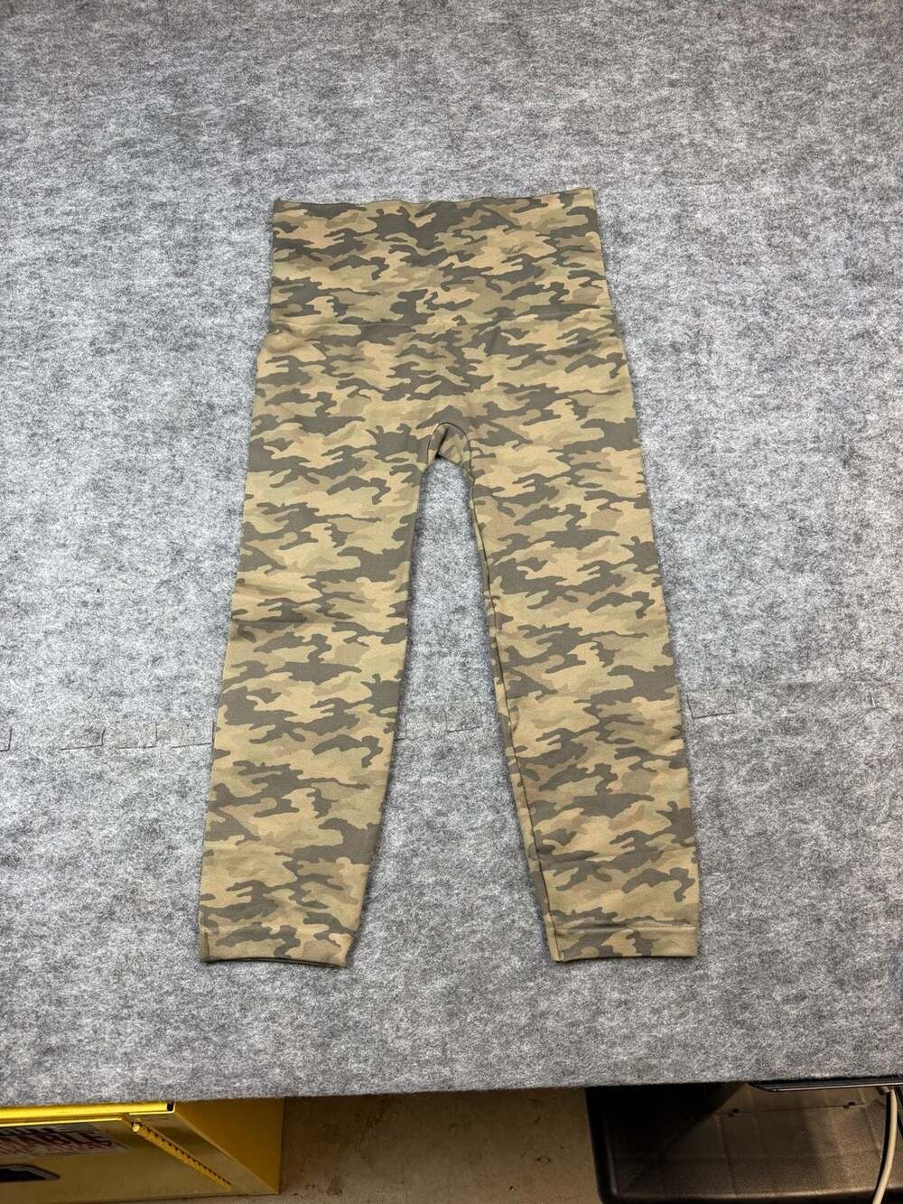 Spanx Look At Me Now Cropped Leggings Size 2X Green Tan Camo